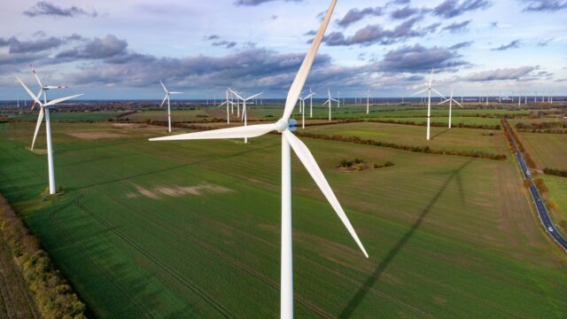 Waarom draaien ouderwetse windmolens naar links en moderne windmolens naar rechts?