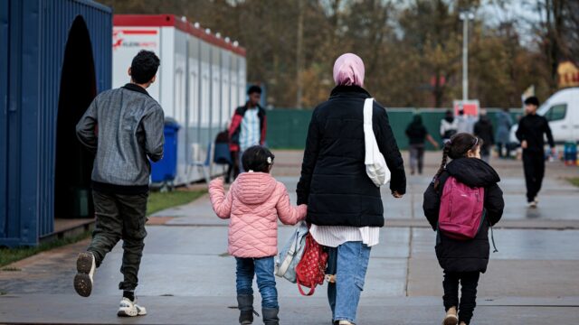 Bezuinigingen bij VluchtelingenWerk: 'Haalt de smeerolie weg in een nu al chaotische asielketen'