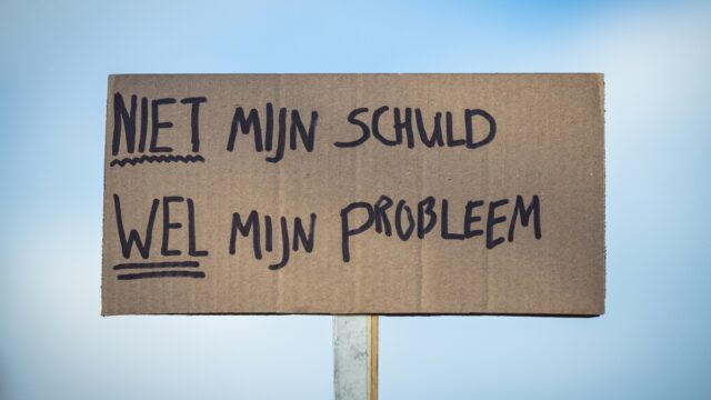 Slachtoffer toeslagenaffaire is ten einde raad: Deurwaarder naar ministerie