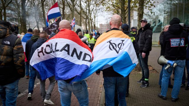 Nieuwsuurverhaal: de wereld achter anti-azc-stickers