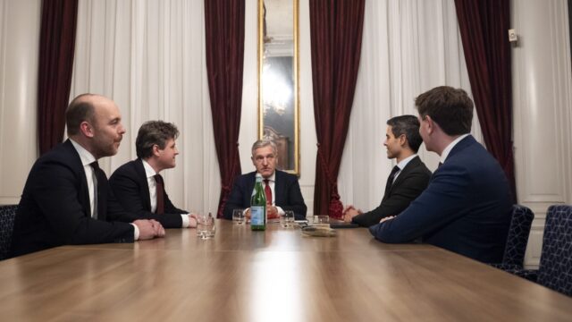 Is de 'uitgestoken hand' van D66 en CDA in het tussenakkoord vooral naar de VVD of naar GroenLinks-PvdA?