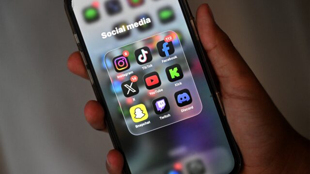Zijn we écht verslaafd aan social media? 'Digitale fopspeen'