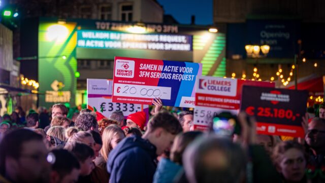 Mensen doneren massaal aan goede doelen: 'Geeft ons een gevoel van zekerheid in onzekere tijden'