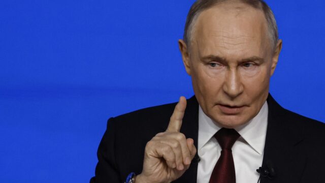 'Gefrustreerde' Poetin houdt bevolking met persconferentie in 'Kremlin-bubbel': 'Eén grote Poetin-show'