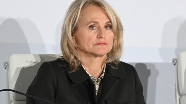 CEO van KLM roept kabinet op: 'Houd luchtvaart betaalbaar'