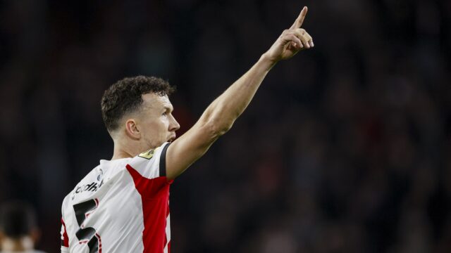 Perišić helpt PSV aan overwinning in ‘topper’ tegen AZ: 'Hij was weer geweldig'