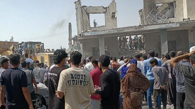 Angst en hoop nu bewind Iran wankelt: 'Nu leiders er niet meer zijn, heeft regime nog steeds de macht'