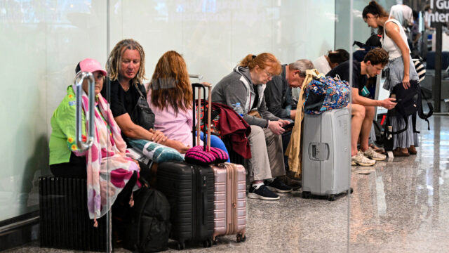 Duizenden Nederlanders vast in Midden-Oosten: 'Niet eigenwijs doen en luisteren wat er wordt gezegd'