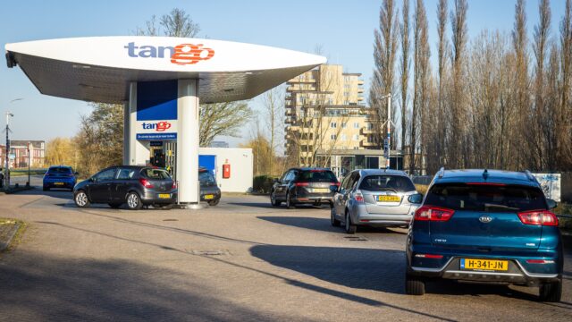 Oorlog Midden-Oosten zorgt voor megawinsten bij oliebedrijven: moeten zij meer belasting betalen?