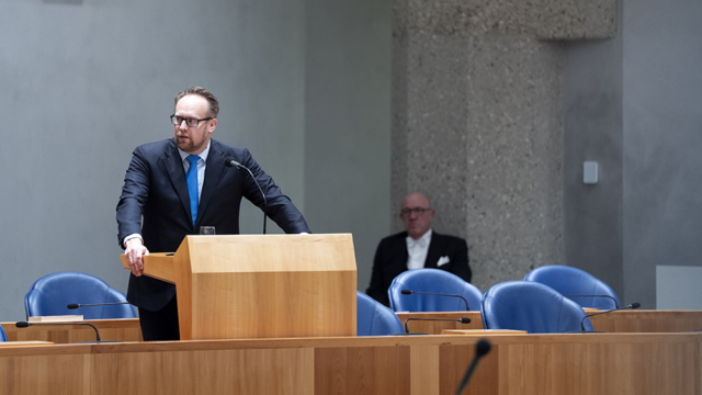 Minister Heerma (CDA) bekijkt nieuwe beloning voor lokale raadsleden: 'Zij werken ontzettend hard'