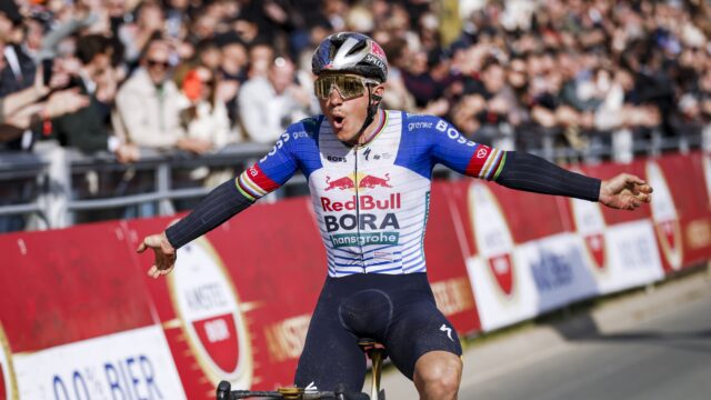 Evenepoel klopt Skjelmose in sprint en wint de Amstel Gold Race: 'Indrukwekkend'
