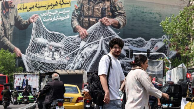 Varen door Straat van Hormuz kan binnen een maand, zegt oud-vice-admiraal in reactie op Pentagon