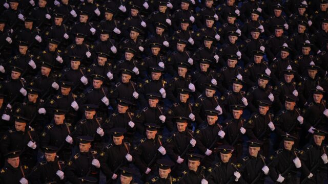 Sobere militaire parade op het rode plein; de geschiedenis van het marcheren