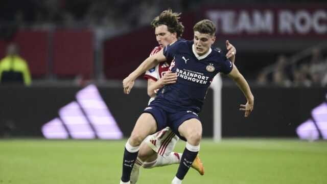 Topper tussen Ajax en PSV eindigt gelijk (2-2): 'Wedstrijd met twee gezichten'