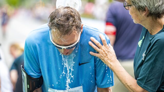 Meerdere mensen onwel bij marathonwedstrijden: hoe gevaarlijk is hardlopen bij warm weer?