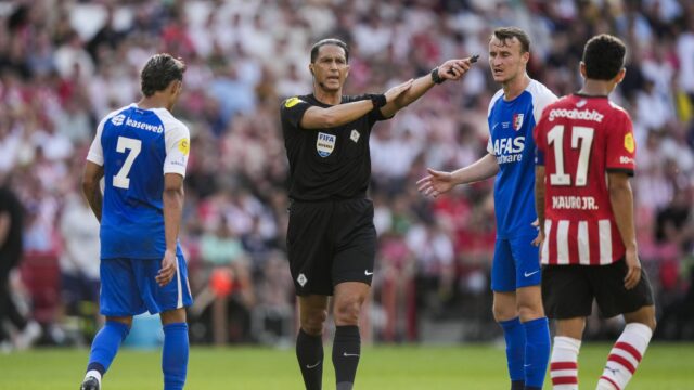 Is de druk op scheidsrechters te groot? 'Voetbal is een spel van fouten'