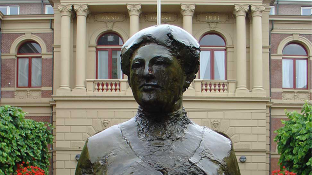 Wat hebben Missy Elliott, Mahsa Amini en Eveline Crone gemeen? Ze verdienen een standbeeld!