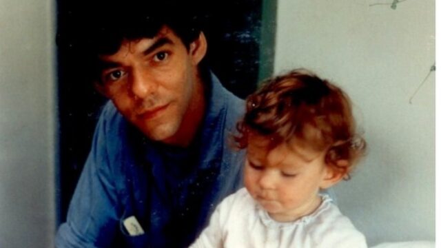 Djuna Kramers vader was heroïneverslaafd; wat doet dat met een kind?