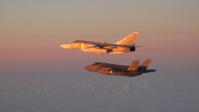 Nederlandse straaljagerpiloot Smiley ontvangt 1000 vlieguren-embleem in een F-35