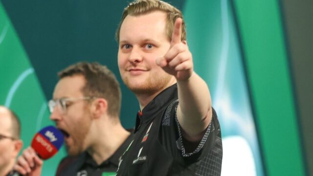 Bananen, bobsleeërs en Sinterklaas in de zaal: het WK Darts is begonnen!