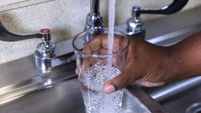 Op zoek naar de bron van de besmetting: hoe goed is ons drinkwatersysteem?