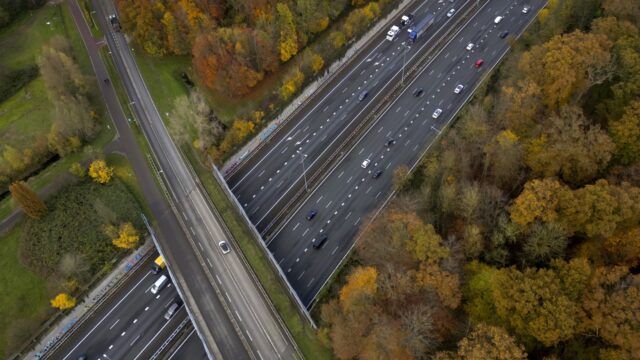 Waarom rijden Nederlanders aan de rechterkant van de weg?