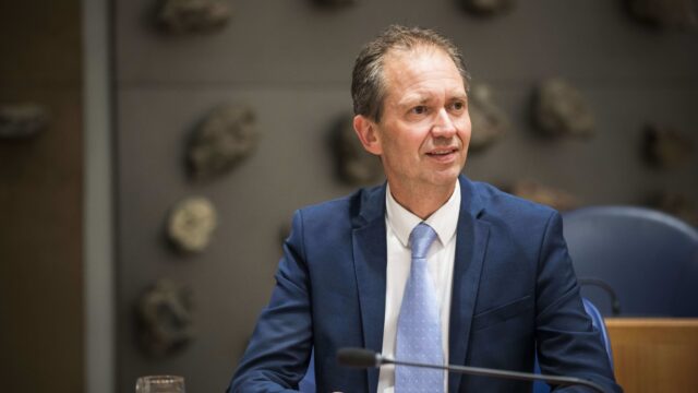 Minister Van Hijum wil fors minder flexwerk: 'Het is compleet doorgeschoten'