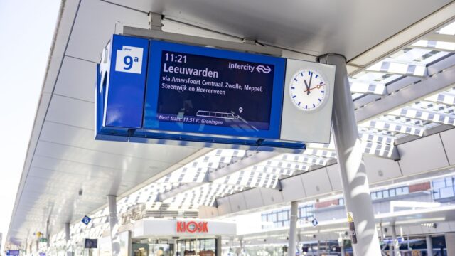 NS-borden in donkere modus: reisinformatie beter leesbaar voor slechtzienden