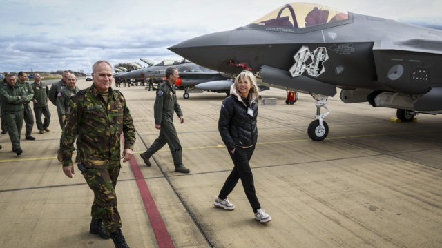 Commandant der Strijdkrachten: proberen nog in 2024 F-16's naar Oekraïne te brengen