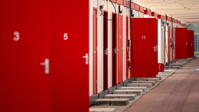Asiel kan makkelijk één miljard goedkoper: stop met noodopvang en behoud spreidingswet, zegt COA