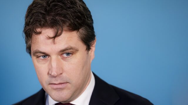Feit of Fictie: 'Op ministeries zijn honderden fte’s bezig met Woo', aldus Bontenbal