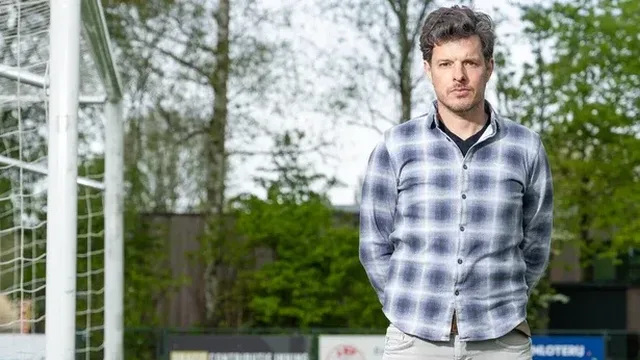 Filemon Wesselink volgde een voetbalteam van gedetineerden