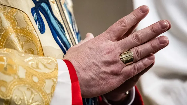 Priester verbreekt celibaat en trouwt: 'Liefde en barmhartigheid zouden het laatste woord moeten hebben'