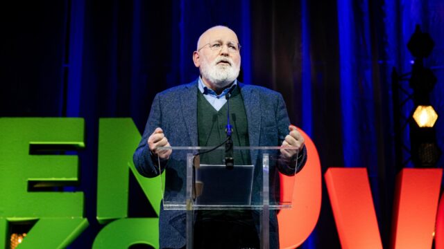 Hoe Frans Timmermans 'eindelijk' zijn gevechtshandschoenen aantrekt