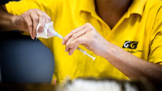 Nederlandse vaccinatiebeleid is 'vorm van kortzichtigheid door onze overheid'