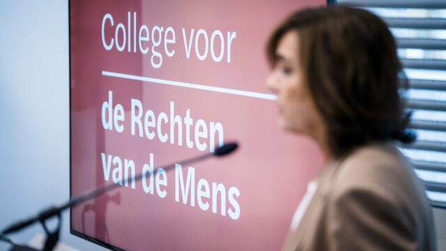 Is een bedrijf zelf ook schuldig aan discriminatie als het zijn werknemers niet steunt als ze een zaak aanspannen tegen racisme op het werk?