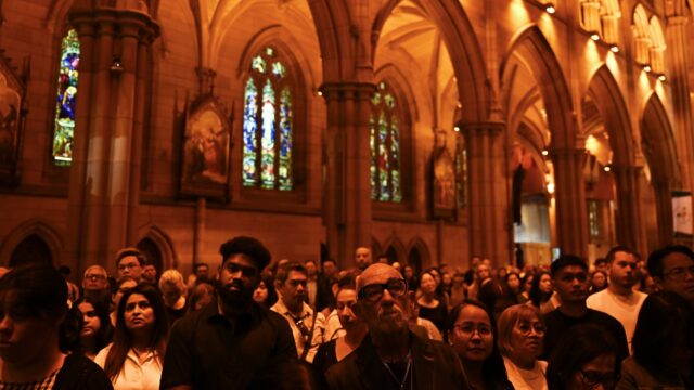 Religie terug als ankerpunt in moeilijke tijd? 'Eerder stagnering in daling'