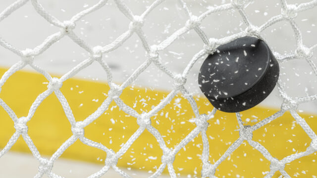 Anne Hardenbol en Jet Milders ijshockeyen tussen de mannen: 'Vallen wel op samen'