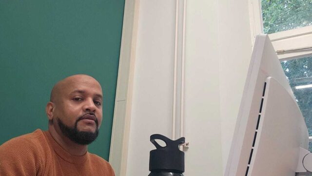 Abu Hamdan vluchtte als kindsoldaat, en helpt nu asielzoekers in Nederland