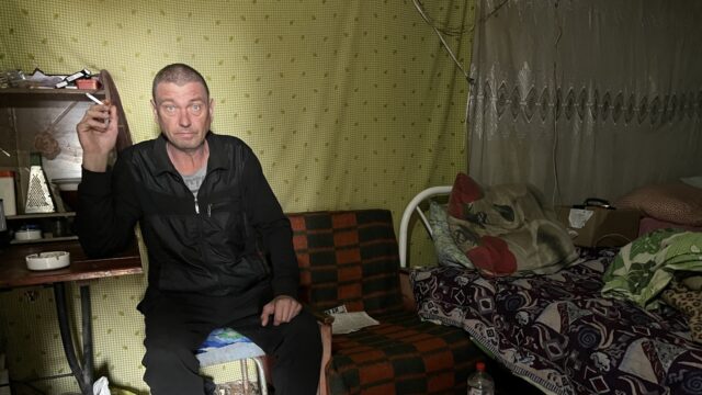 Sergei woont in zijn kelder aan het front: 'Mijn ouders zijn hier begraven, ik ga niet weg'