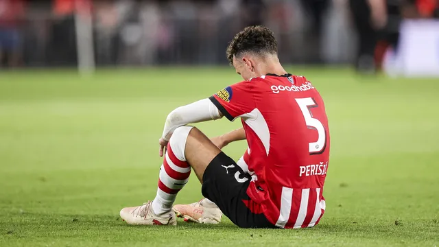 PSV verspeelt punten, Feyenoord en Ajax winnen wel: 'Het is kampioen onwaardig'