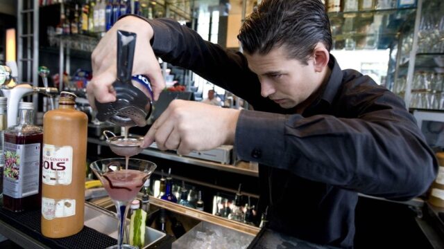 Bittere erfenis: jenever en het koloniale verleden
