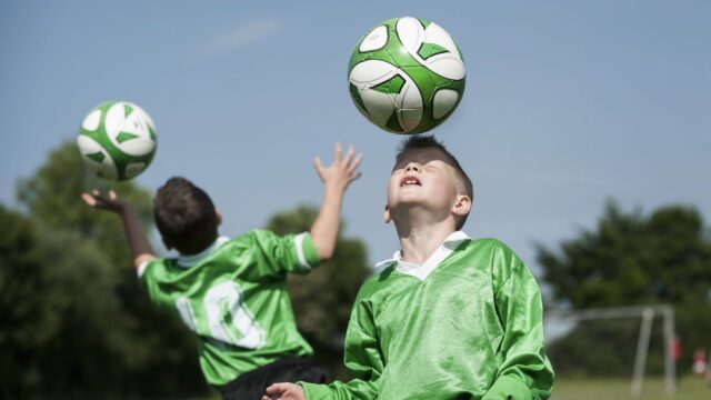Advies sportraad: verbied koppen in voetbal tot 12 jaar, beperk tot 18 jaar