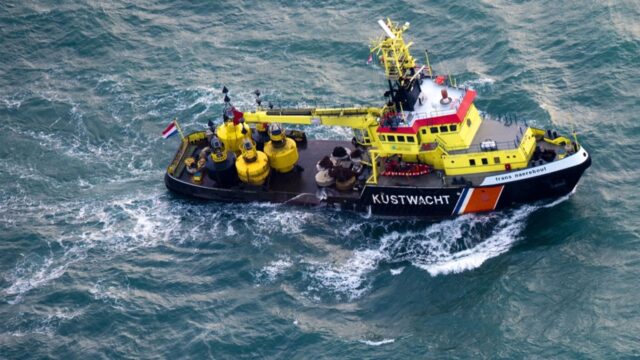 Burgemeester Ameland maakt zich zorgen over brandend schip: 'Dit kan leiden tot een milieuramp'