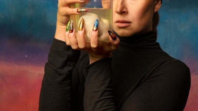 Een foetus op sterk water op het podium: Sofie Kramer verwerkt abortus in voorstelling