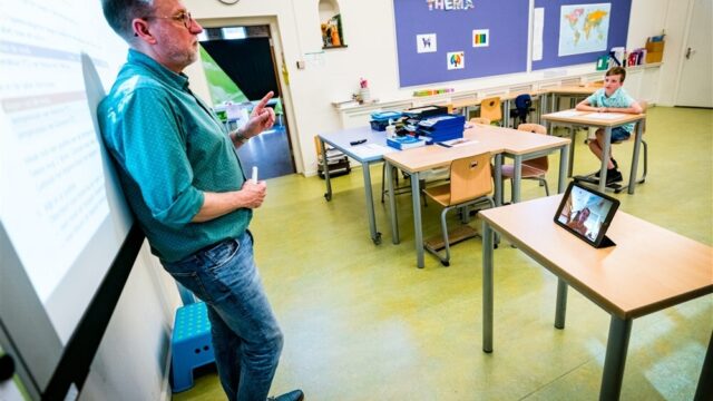 Stand.nl: 'Er moeten meer meesters voor de klas'