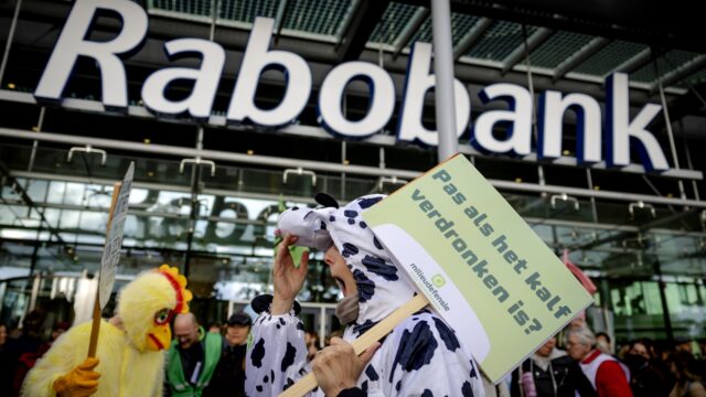 Klimaatactivisten verstoren aandeelhoudersvergaderingen: ‘Zolang ze de waarheid niet vertellen, komen wij terug’