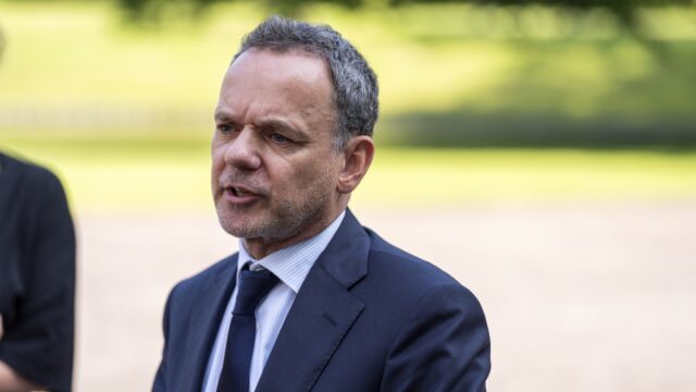 Minister Casper Veldkamp is 'bedachtzaam, maar waagt zich niet aan Jip en Janneke-taal'