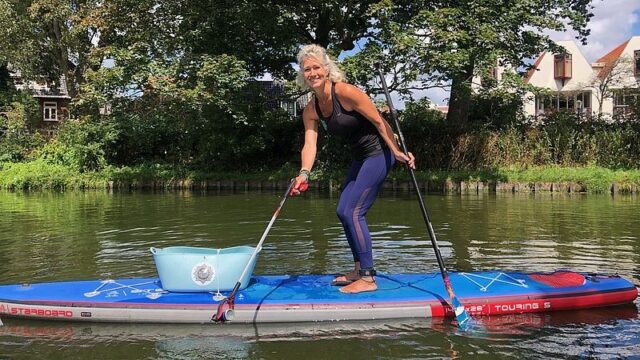 Nanda vist op haar sup-board de grachten in Alkmaar schoon: 'Op het water zie je altijd meer'