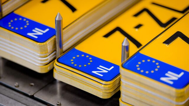 Waarom zijn Nederlandse nummerplaten geel?